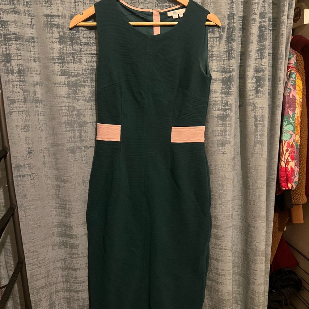 Elegant Green Sleeveless Dress with Pink Accents